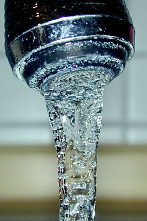 Česky: Pitná voda - kohoutek Español: Agua potable